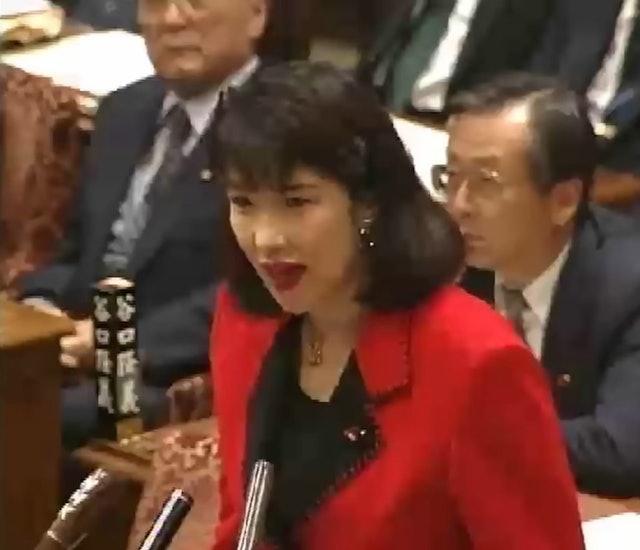 一身反骨日本媒体近日曝光了一段1994年时任日本首相村山富市与时任议员高市早