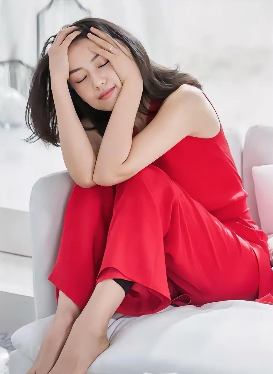 高圆圆，165cm，坐着睡觉都这么美，你们看看是不是呢？