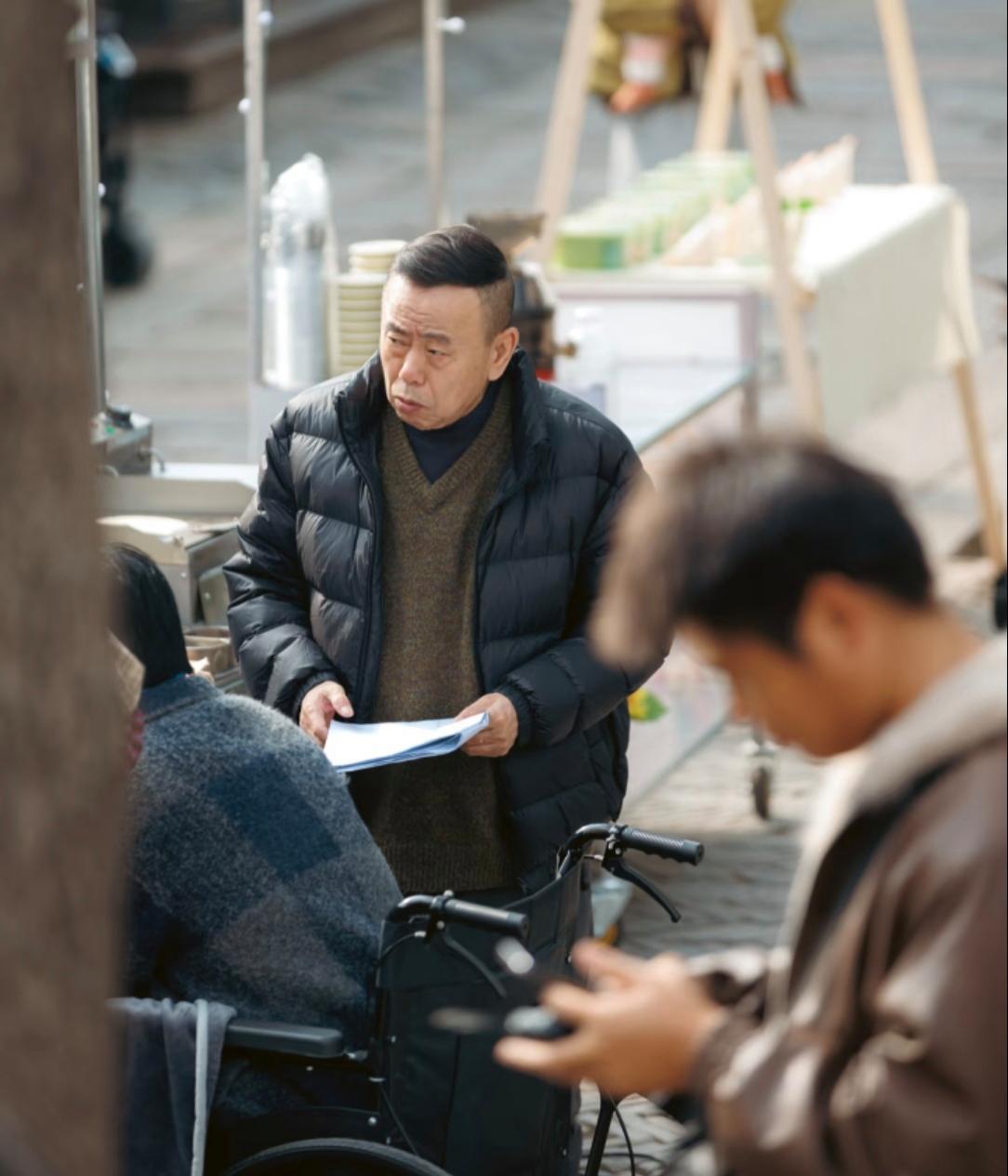 68岁潘长江在湖州被偶遇，他梳着酷酷的发型，穿着厚棉衣，看着好年轻啊