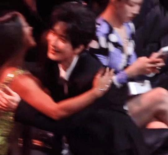 陈楚生奖杯到手，却转头直奔汪苏泷！他耳边说了三字，全网炸了锅。不是领奖台，不