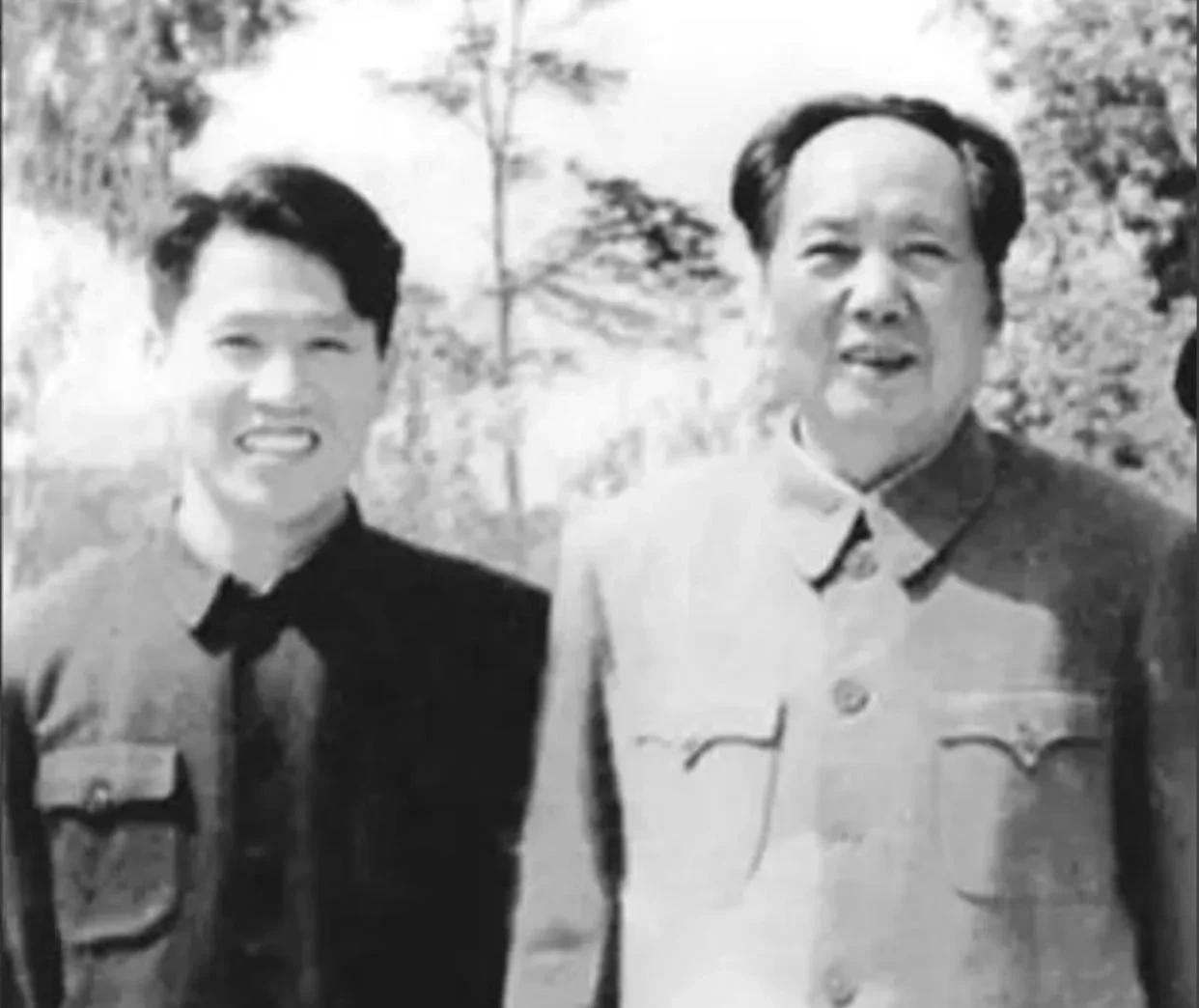 1962年冬夜，中南海红墙飘雪。卫士长李银桥颤抖着接过调令，毛主席忽然抓住他的手
