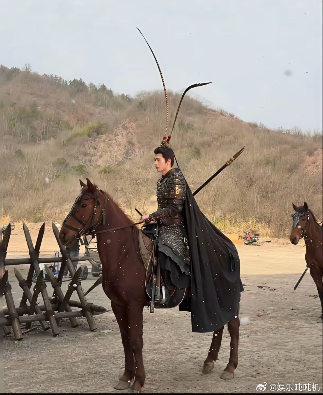 原来，电视剧《逐玉》头戴雉鸡翎的造型是演员张凌赫，自己提出来的这个造型的灵感来源