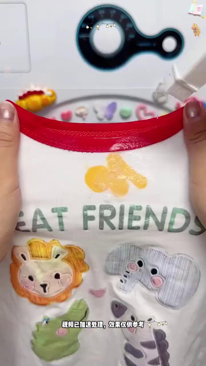 滚烫的开水倒入杯子里，像这种陈旧性油斑洗完晾干之后还在沾了油渍的衣服，如果直接去