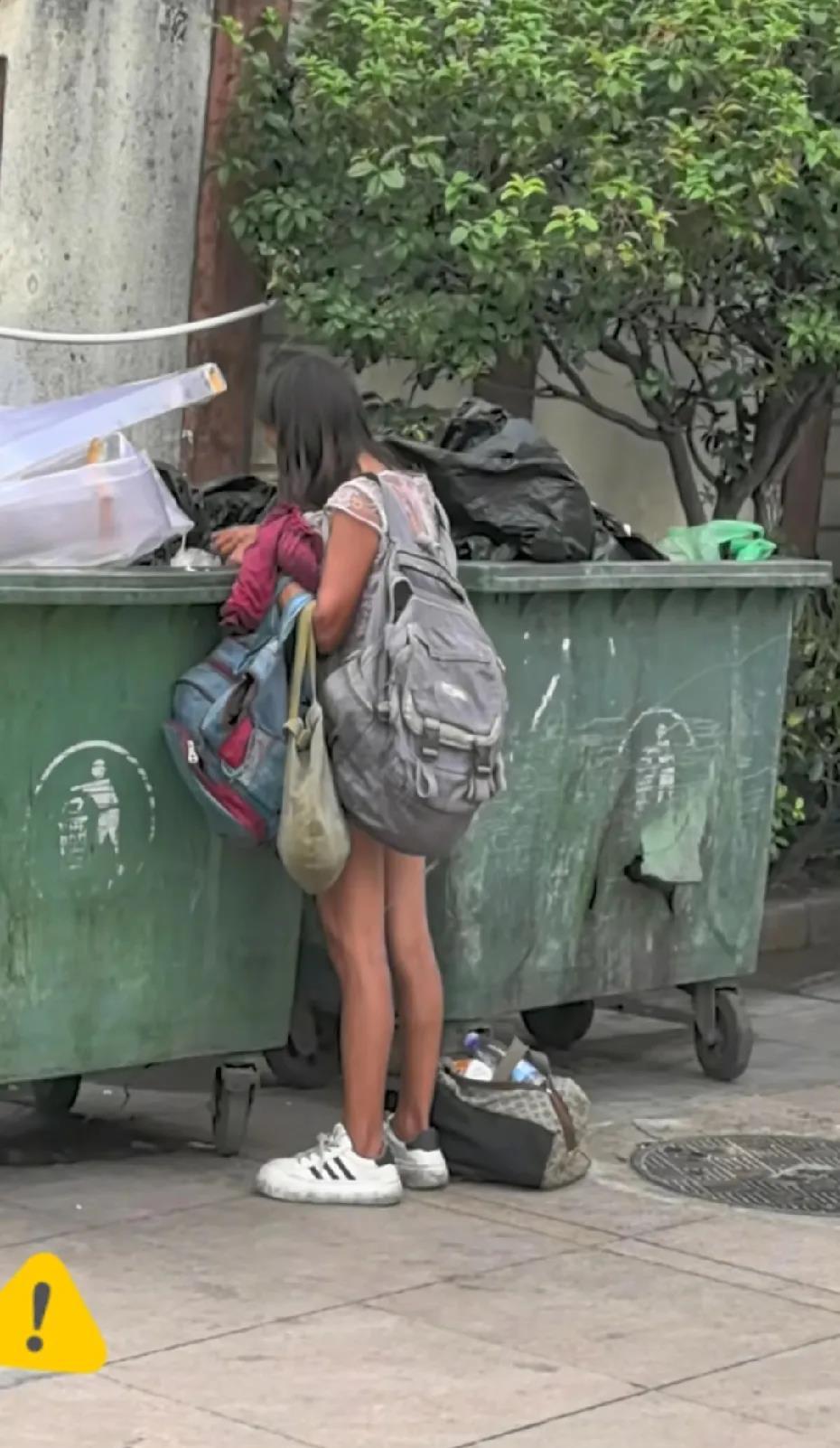 今天路过这里。看到一个流浪美女在捡垃圾。不知道她经历了什么？看到我很心酸。人啊不