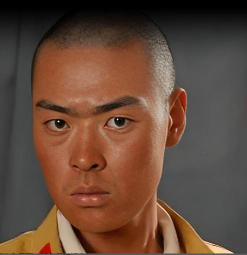 当年拍《亮剑》时李幼斌笑称魏和尚扮演者张桐太年轻总爱在后头晃悠抢镜头，可谁能想到