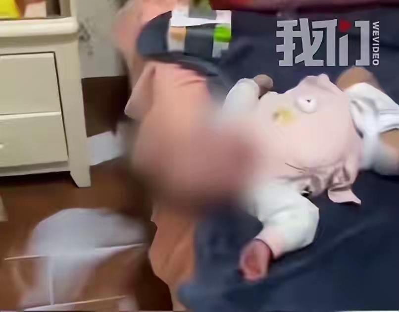 “太残忍了！”江西南昌，不满周岁的婴儿，被亲生母亲摔下，她殴打婴儿，扇婴儿的耳光