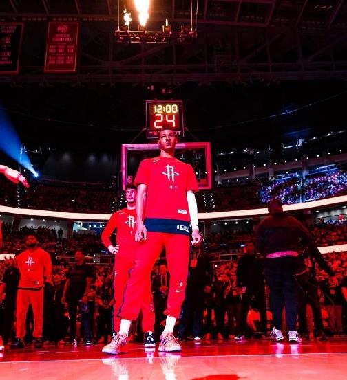 NBA记者杰德·凯兹在谈到小贾巴里·史密斯这位火箭队主力大前锋的时候表示，小史密