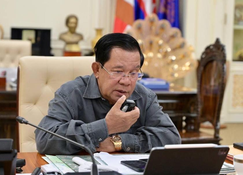 洪森亲王坐镇办公室指挥作战！洪森亲王是从柬埔寨红色高棉时期，撑过来的一名将军