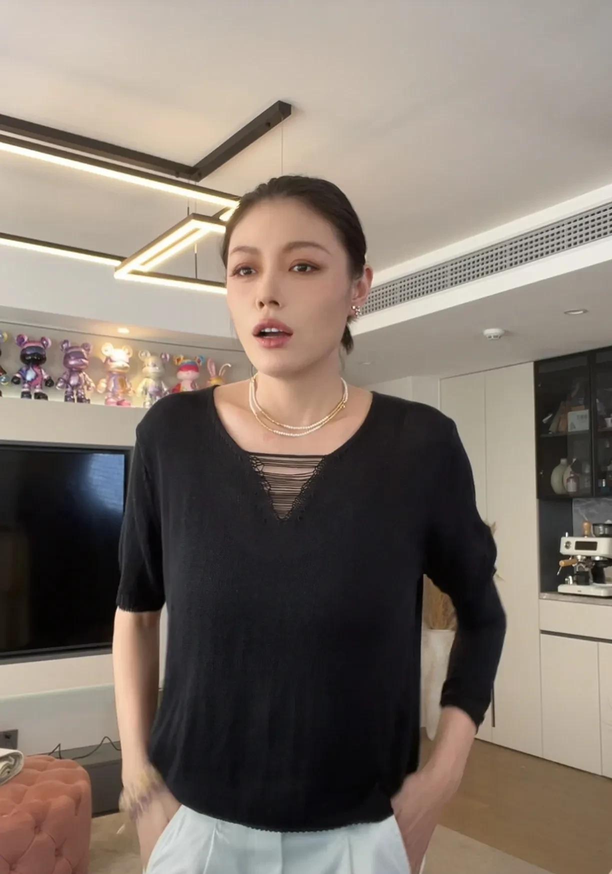 葛荟婕是一个性格非常耿直的人，心地也很善良，这点儿从她对待章子怡就知道了，自从汪