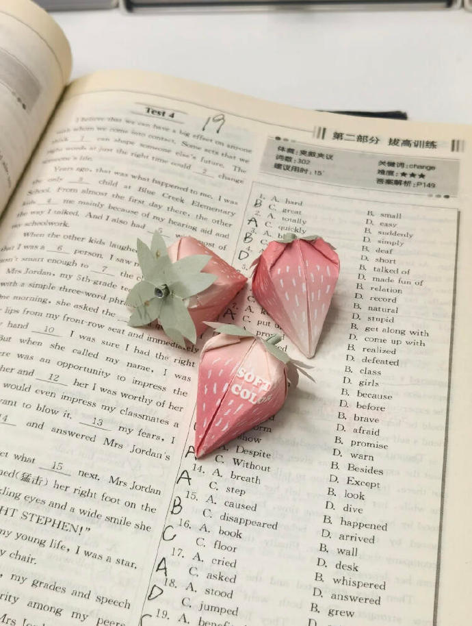 第一个做出折纸草莓的人是怎么想到的呢​​​