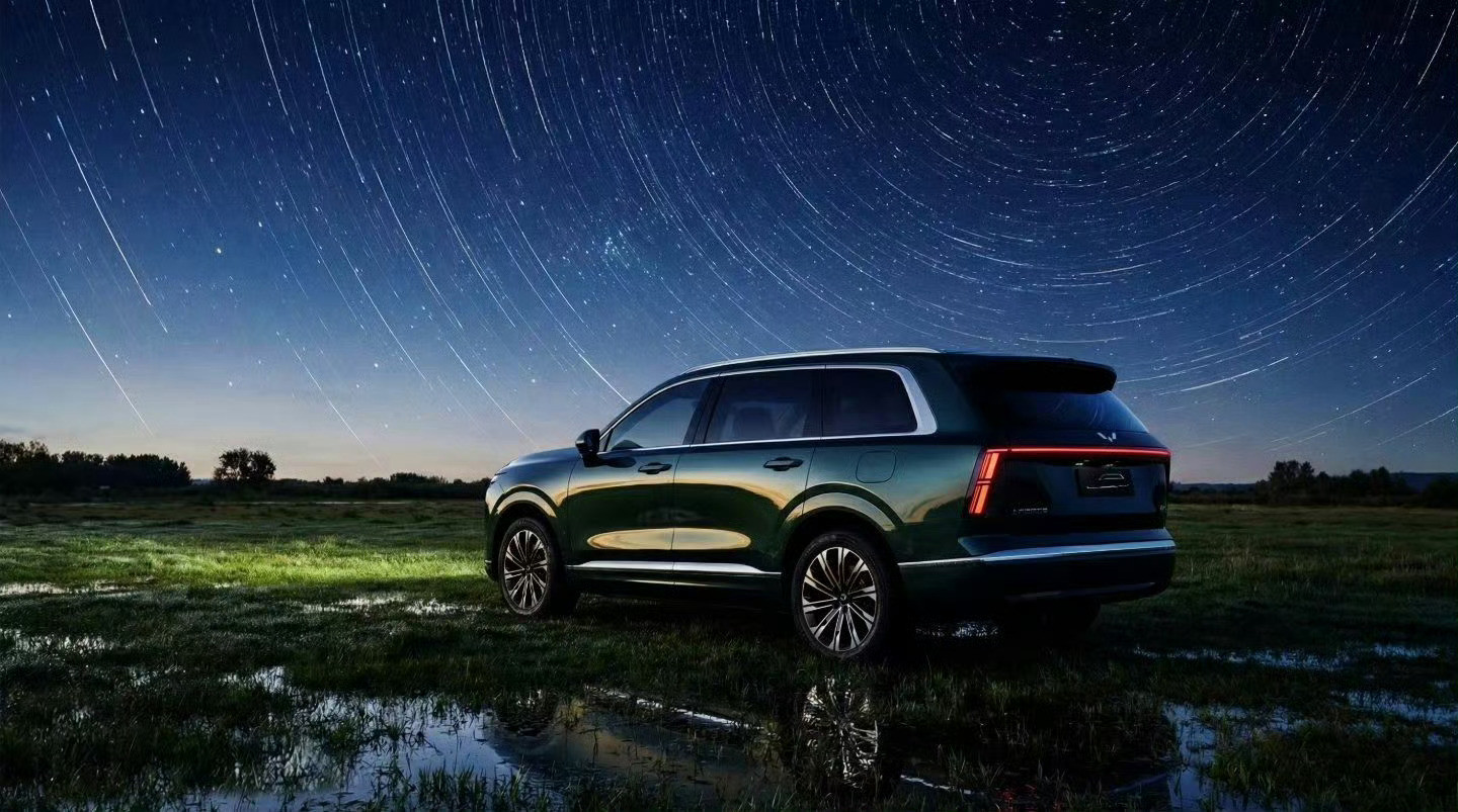 五菱的大6座插混SUV，五菱星光L，车长4.98米。尺寸比理想、问界啥的都稍微短