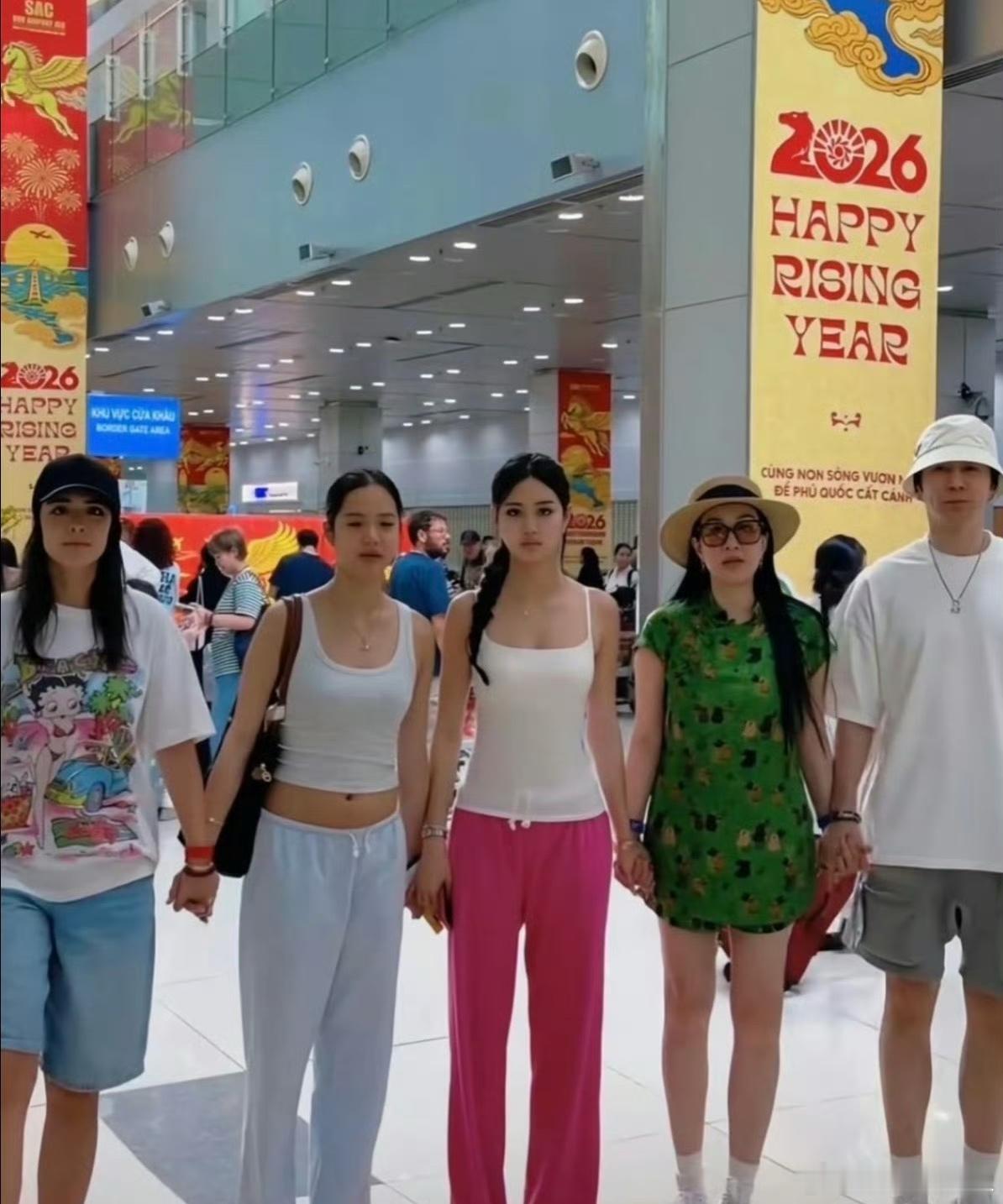 张伦硕还是想要一个自己的孩子张伦硕说自己还是想要一个自己的孩子。张泉灵：可是钟