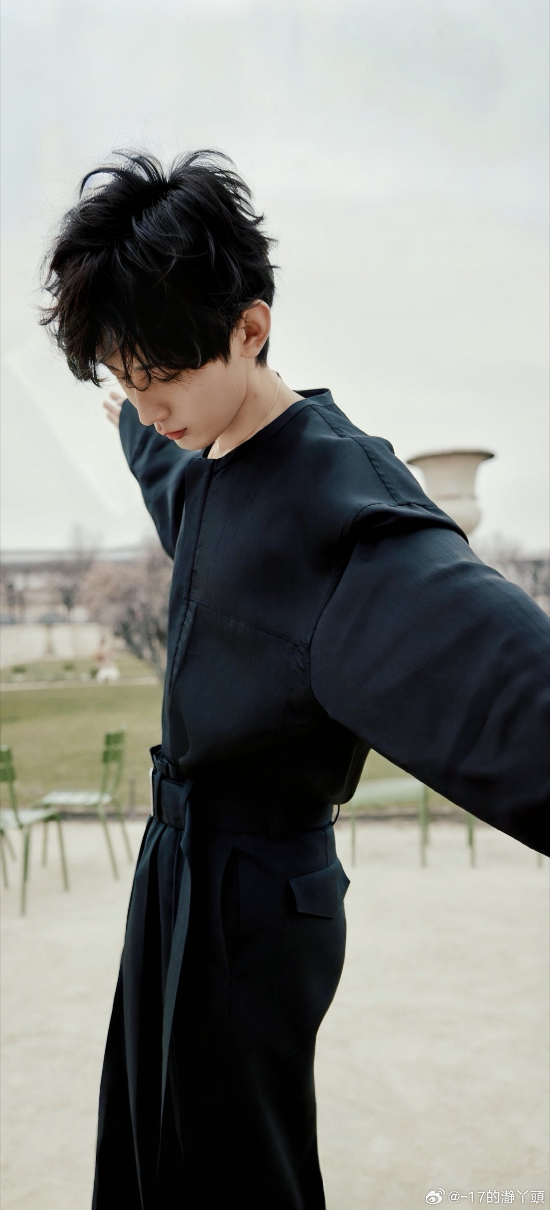 成毅老师沉潜逐字推敲，以专注焐热台词稿的余温，为每个角色织入骨血，让鲜活自肌理中