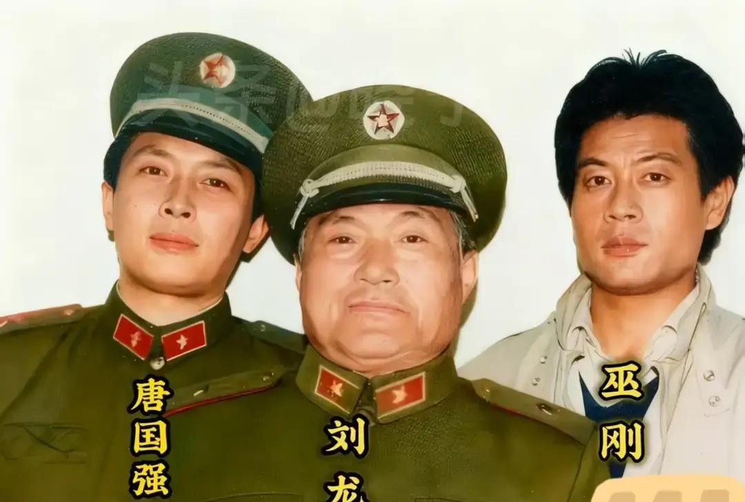 三张老照片冲上热搜1975年23岁的唐国强在《南海风云》里一张定妆照，比现