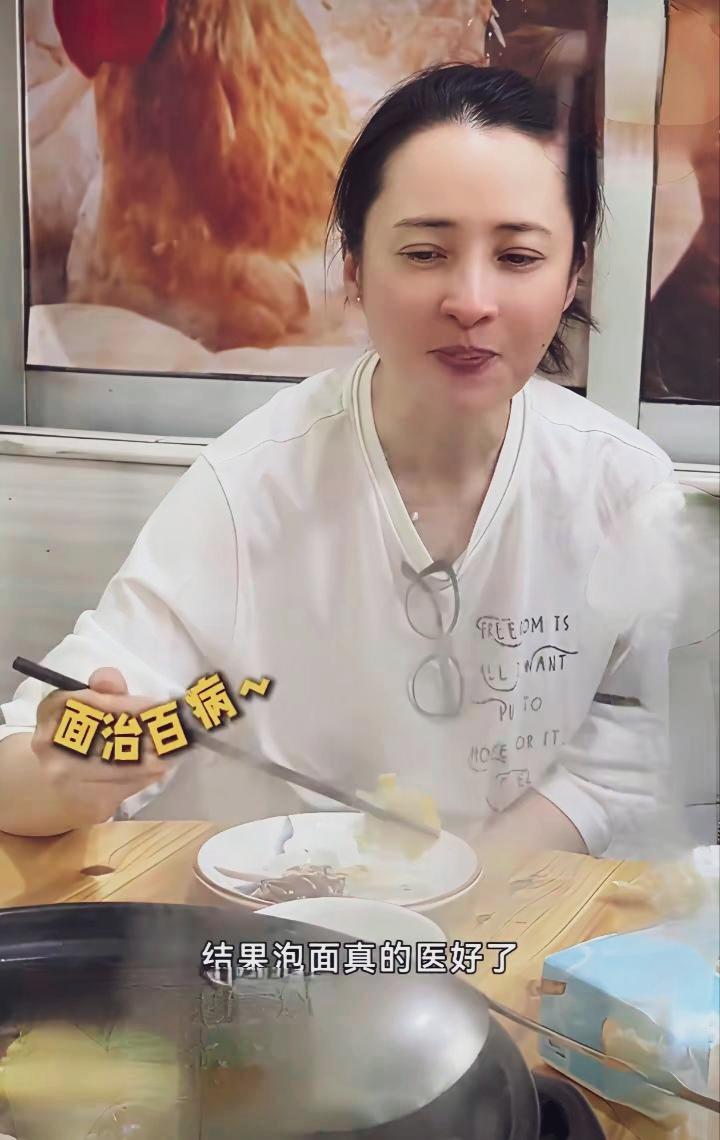 蒋勤勤白色上衣，素颜出镜，黑发随便扎在脑后，皮肤白皙有光泽，看着比实际年龄年轻2