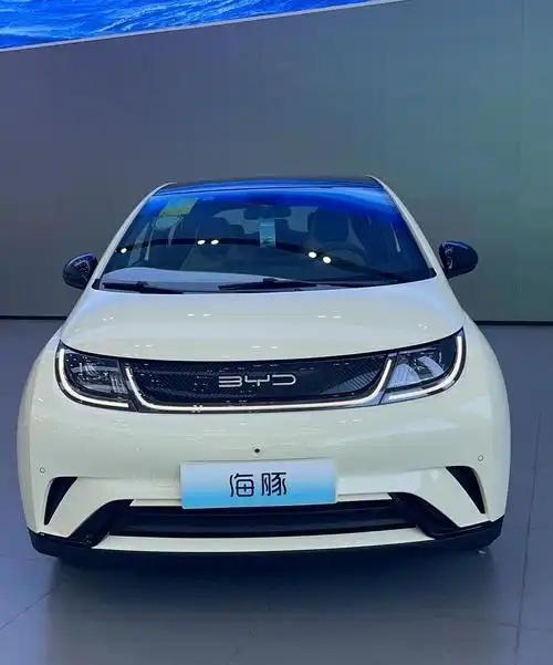 比亚迪海豚的降价速度真的是比穷人赚钱还快！该车2021款的400公里版本售价高达