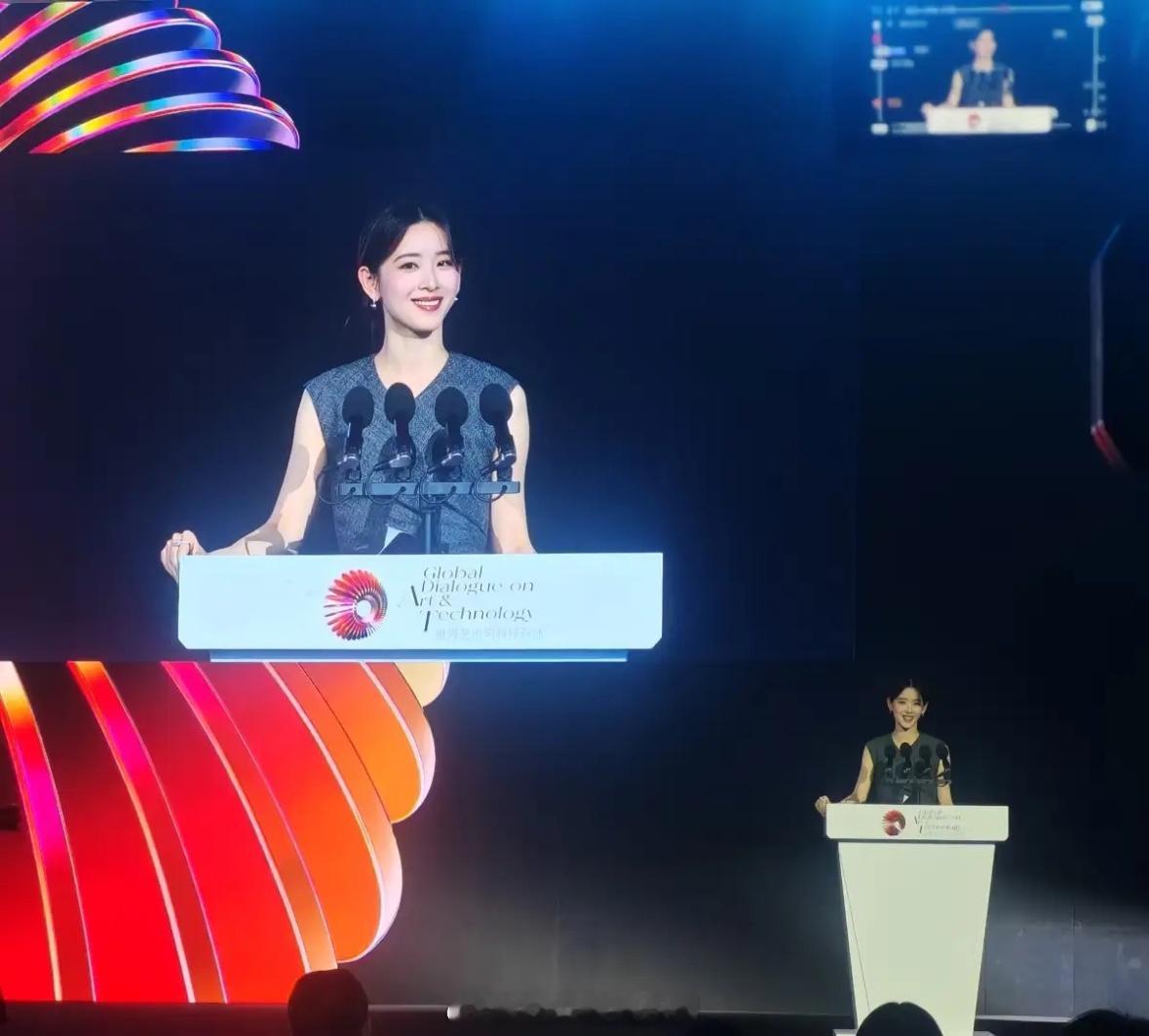 章泽天出席活动，站在台上发言，很有气场！这是她以京东美术馆主席的身份，出席这么正