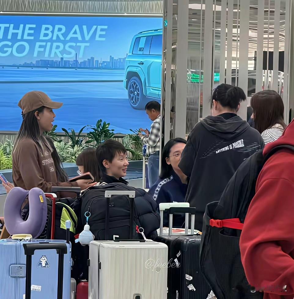 发现了吗？王曼昱人缘真好，不但是三小支的陈熠、徐奕一起玩！就连陈幸同和石洵瑶