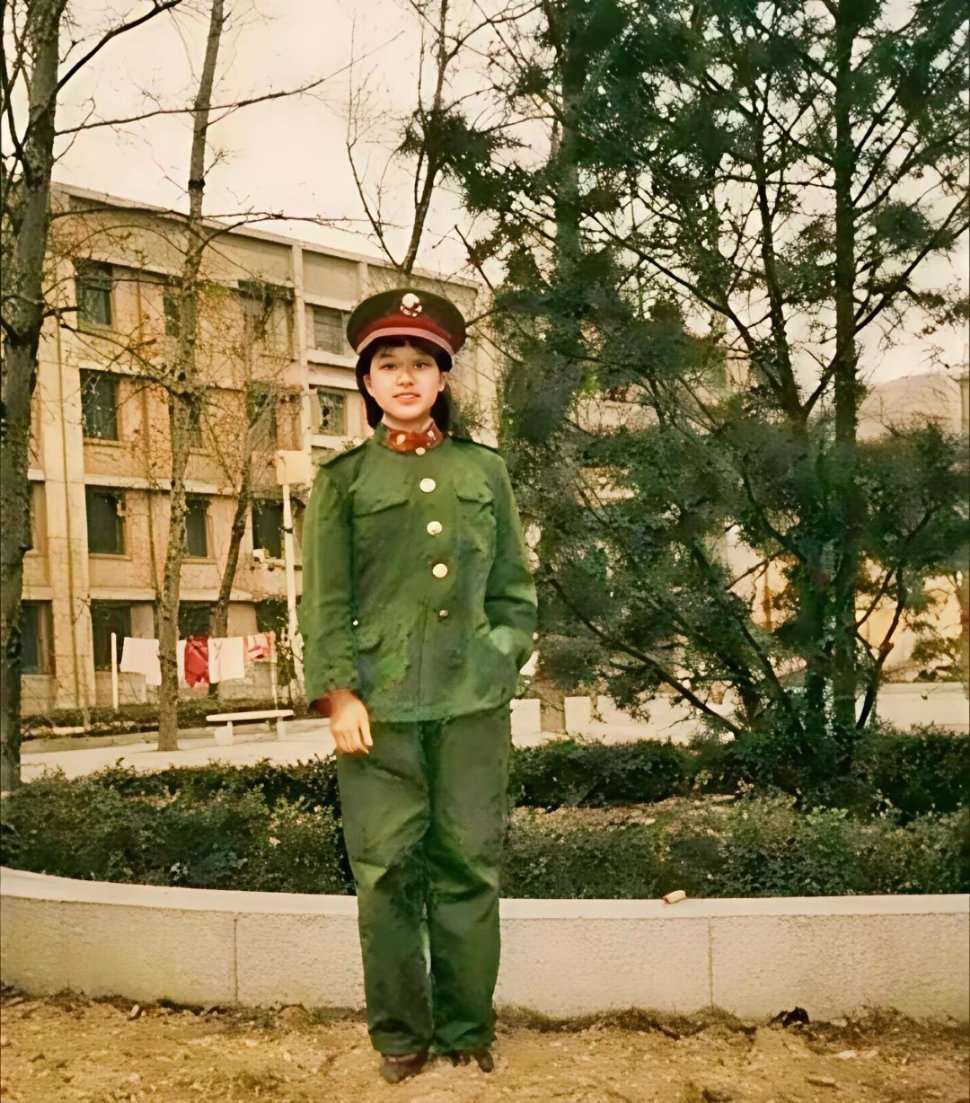 韩红说以前是校花，我本来不信。结果一看18岁军装照，对不起，是我有眼无珠