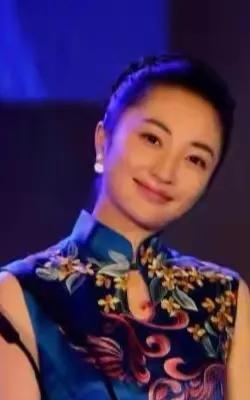 白影是出生于湖南湘西的土家族姑娘，毕业于中国传媒大学。她曾是杭州电视台当家花旦，