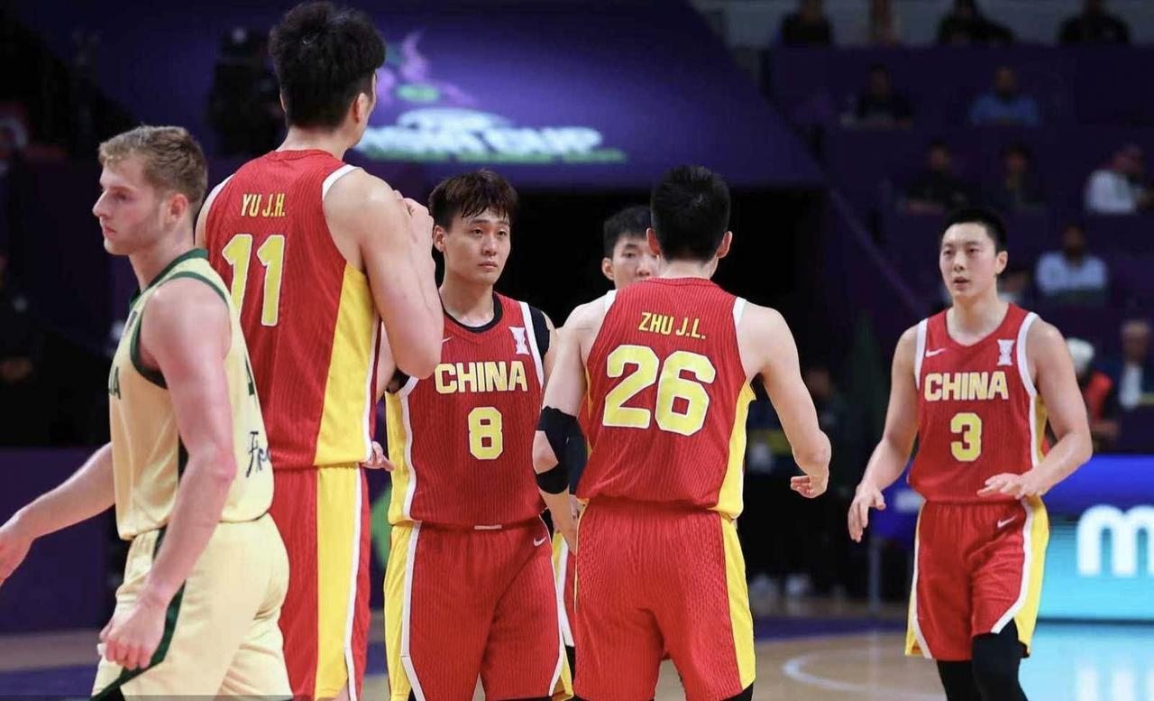 差距太大！大家非常想念上届亚洲杯那支中国男篮！参加世预赛的中国男篮在纸面实力