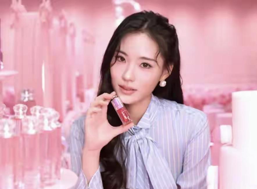 【开篇爆点】迪奥中国区大使名单更新，小S二女儿Lily的名字，神秘消失了。【事