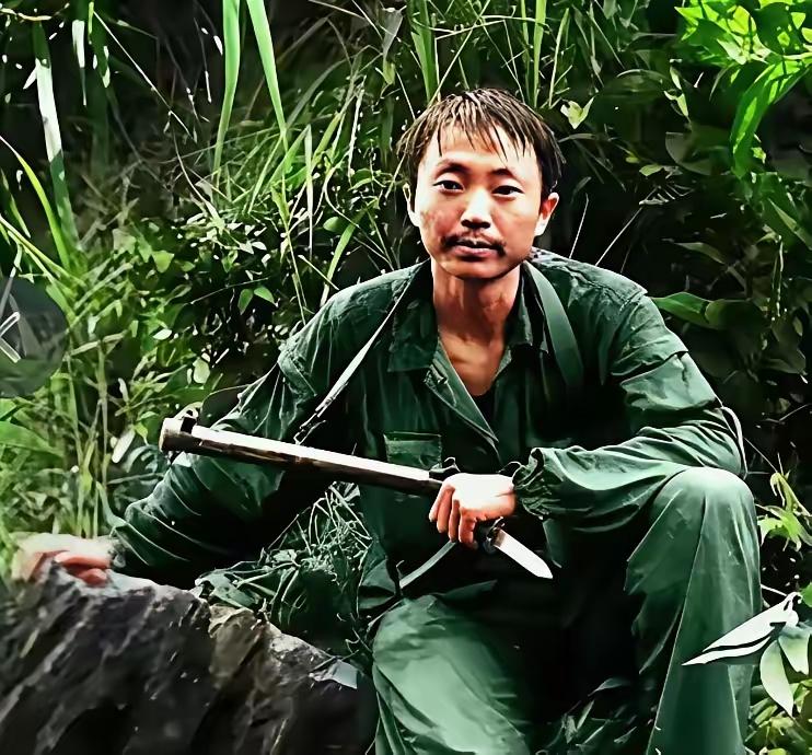 🌛这人叫邵军青，本来是机关里画地图、算距离的参谋，一天兵都没带过。1987