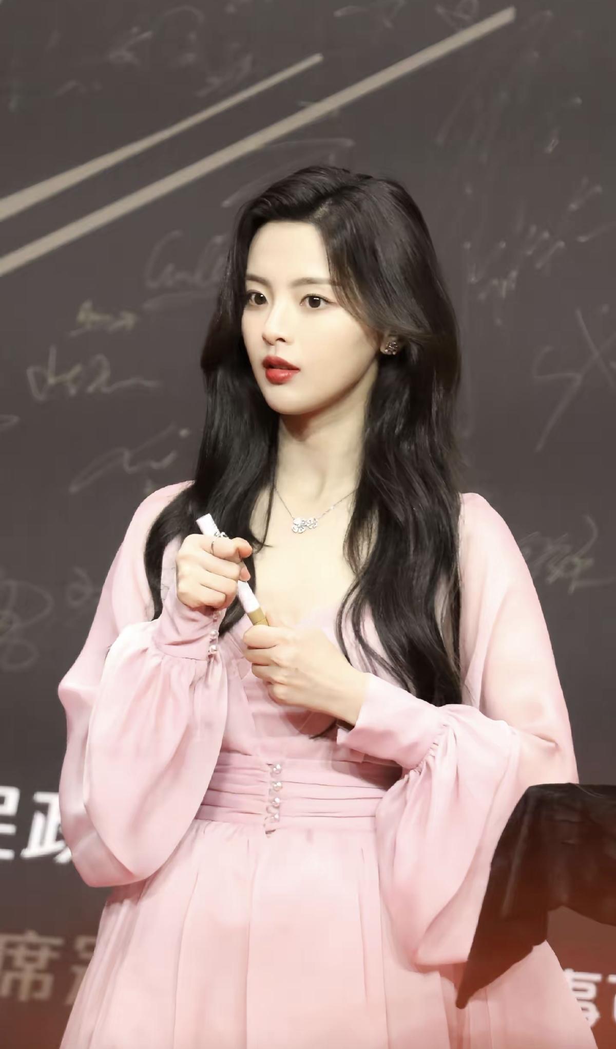  粉裙轻扬，笑意温柔，杨超越把春天穿在了身上[赞]杨超越现身活动，一袭粉裙灵动又