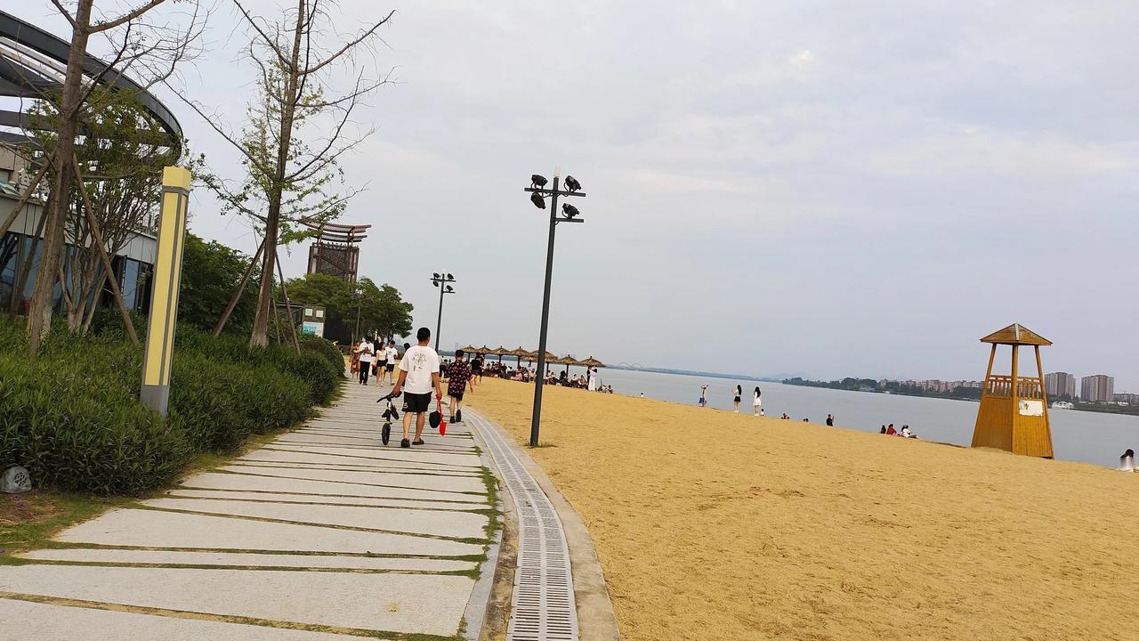 襄阳的鱼梁州和武汉的东湖。两个都是超大体量的公园。建的各有千秋。在东