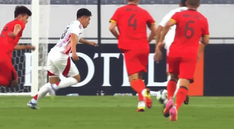 今天直播时黄健翔的一句话，可谓是一语双关，既道出了日本男足为什么崛起，又道出了中