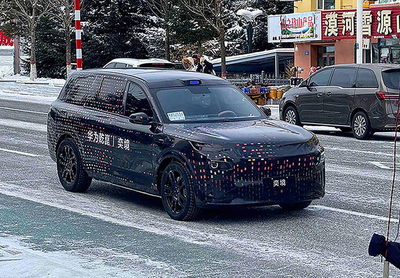 万能的网友啥都能拍到，在漠河极寒测试的奕境新车被抓到了，车身带有“华为乾崑|奕境