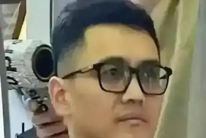 宋喆出狱后托朋友递话想见马蓉，对方直接装死。当年他一边管着王宝强的通告，一边把