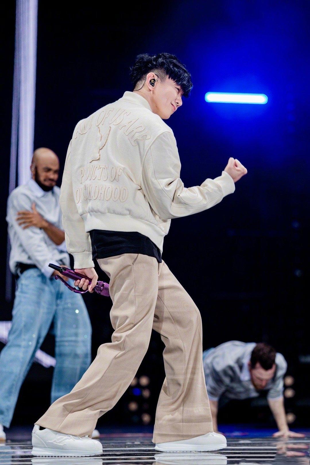 七七转卖林俊杰门票？真相待查近日，林俊杰官宣恋情后，其女友七七被曝转卖林俊杰