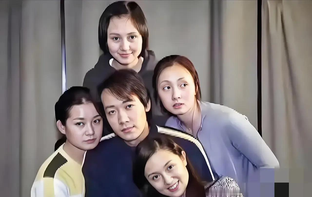 其他人都认出来了，就是左一的美女没看出来是谁？