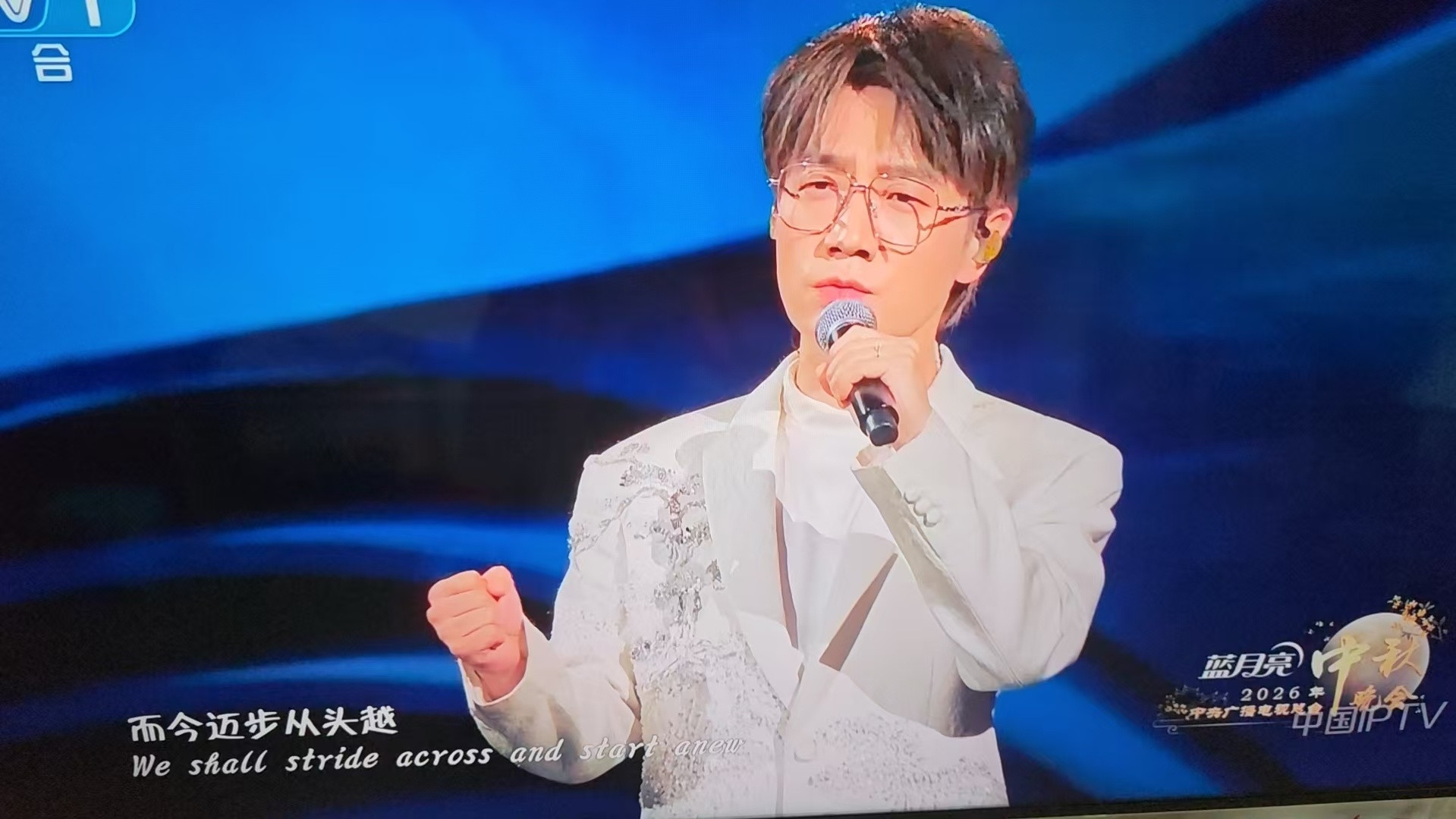 朋友给我拍一个哥吧我说这大头娃娃是谁[作揖]​​​