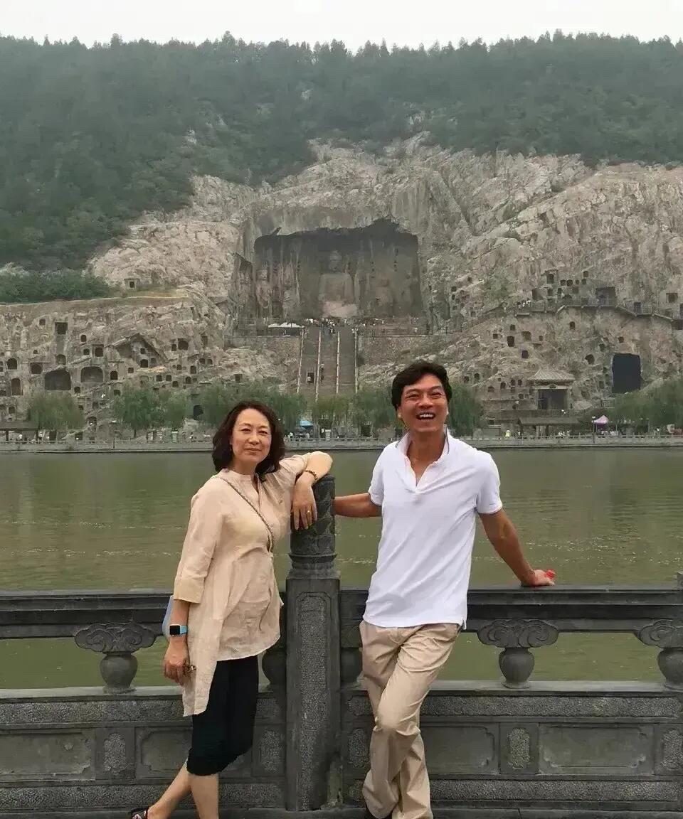 原来他们两个是夫妻，丈夫曾是运动员，十分儒雅帅气又有型，你知道他叫什么名字吗？妻
