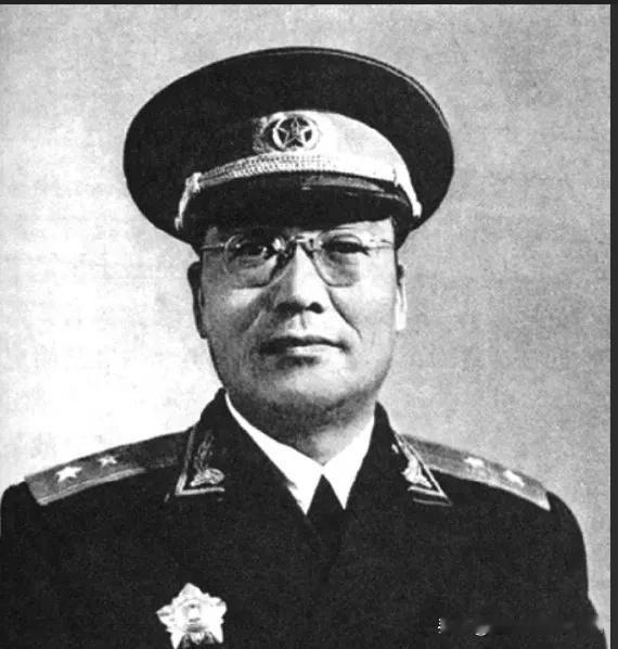 1984年，陈再道正在家中享受宁静时，突然传来敲门声，几名穿着制服的人闯入，说：