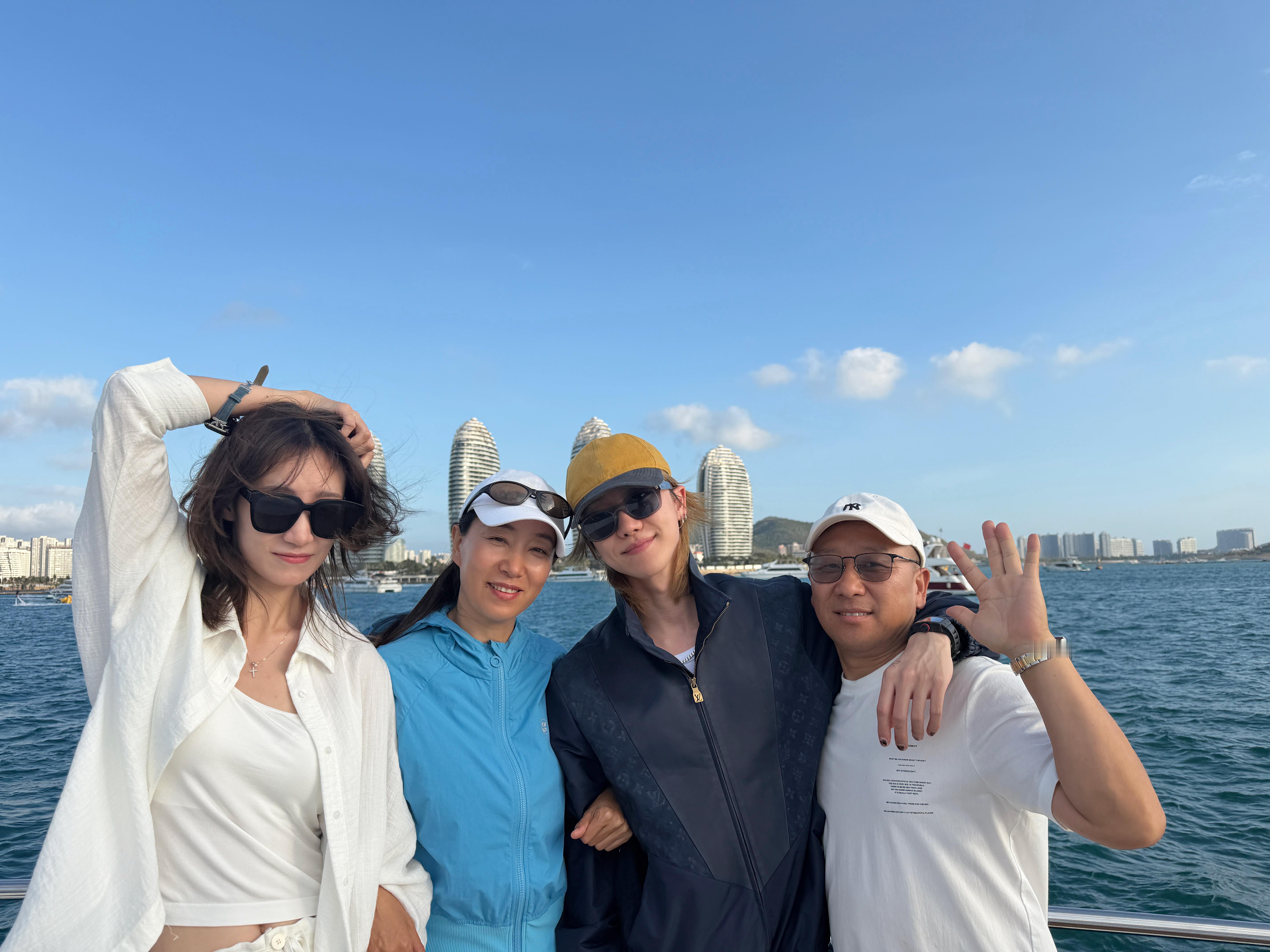 徐明浩×大年营业，LV品牌大使inLouisVuitton夹克与墨