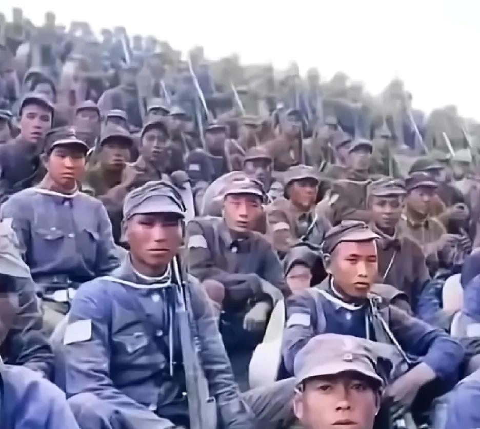 别再被电视剧误导了，这张1944年延安拍摄的照片，展现八路军战士真实面貌。他们身