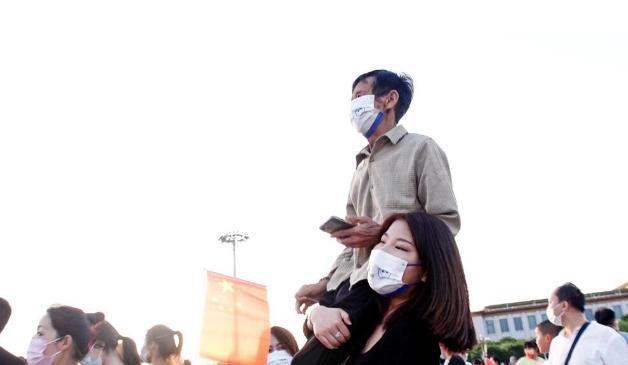 1997年，50岁的老光棍，捡回1个女婴，谁知养大后养女竟怒吼：“穷为什么捡我？