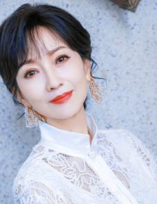 1975年，赵雅芝嫁给了31岁的香港名医黄汉伟，可婚后3年，赵雅芝便与有妇之夫黄