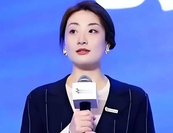 宗婕莉不像爹，是基因跑偏了？宗庆后和妹妹宗蕊的眉眼很像，这是基因的力量