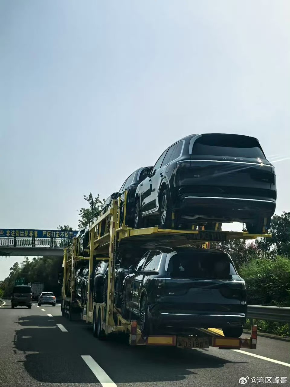 【鸿蒙智行问界M8增程版车型交付能力提升纯电版开启规模交付】据问界M8产