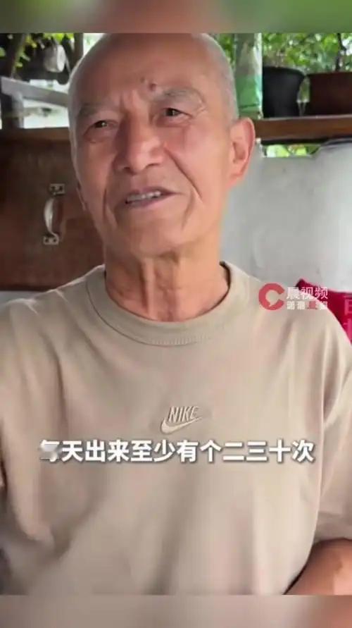 “7个葫芦娃”被剪后邻居迅速补位，“葫芦娃爷爷”隔壁阳台挂起7个葫芦，老板回应：