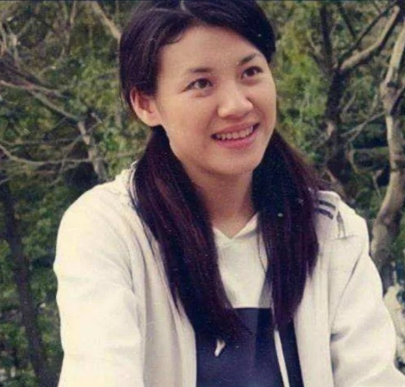 2000年，26岁的刘琳和43岁的导演张黎同居后，刘琳说：“我想嫁给你，永远陪在