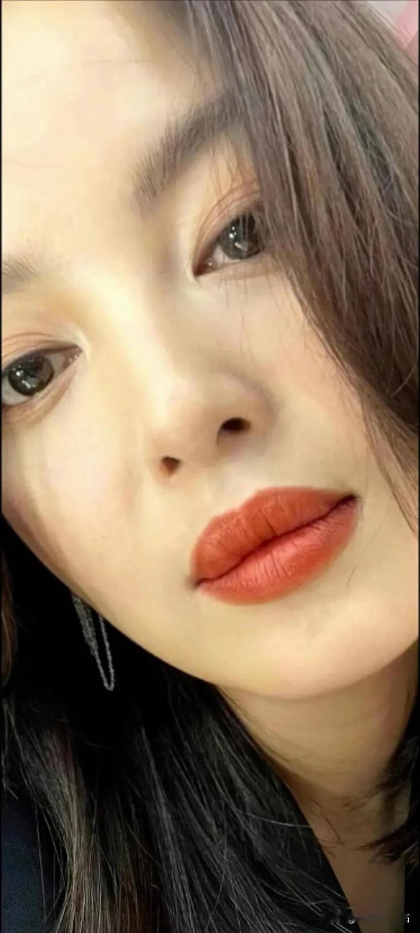 辛芷蕾高清脸图，温柔优雅的气质，唇色是点睛之笔！