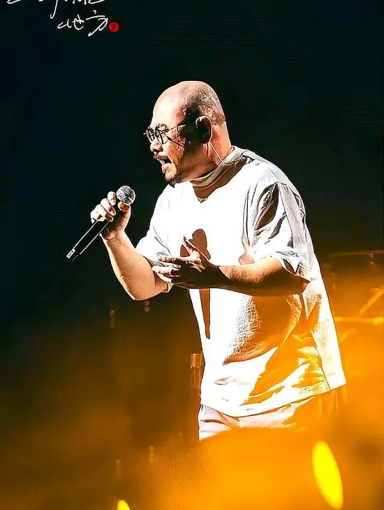 上联：多同君子论天下我的下联是下联：少与小人争半分