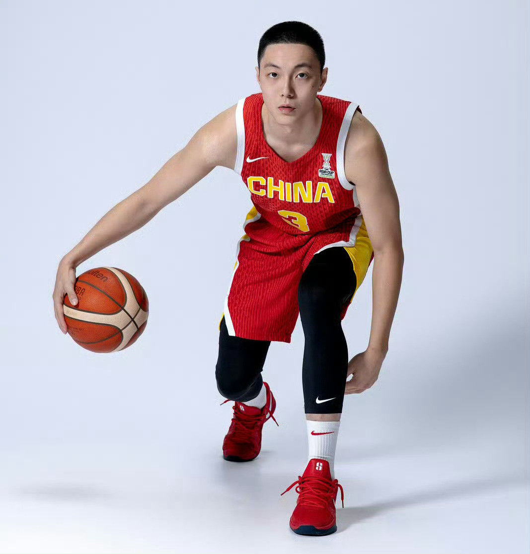 胡明轩全场10中7，拿下全队最高26分，手感爆炸。在他打的最不好的时候，我就说他