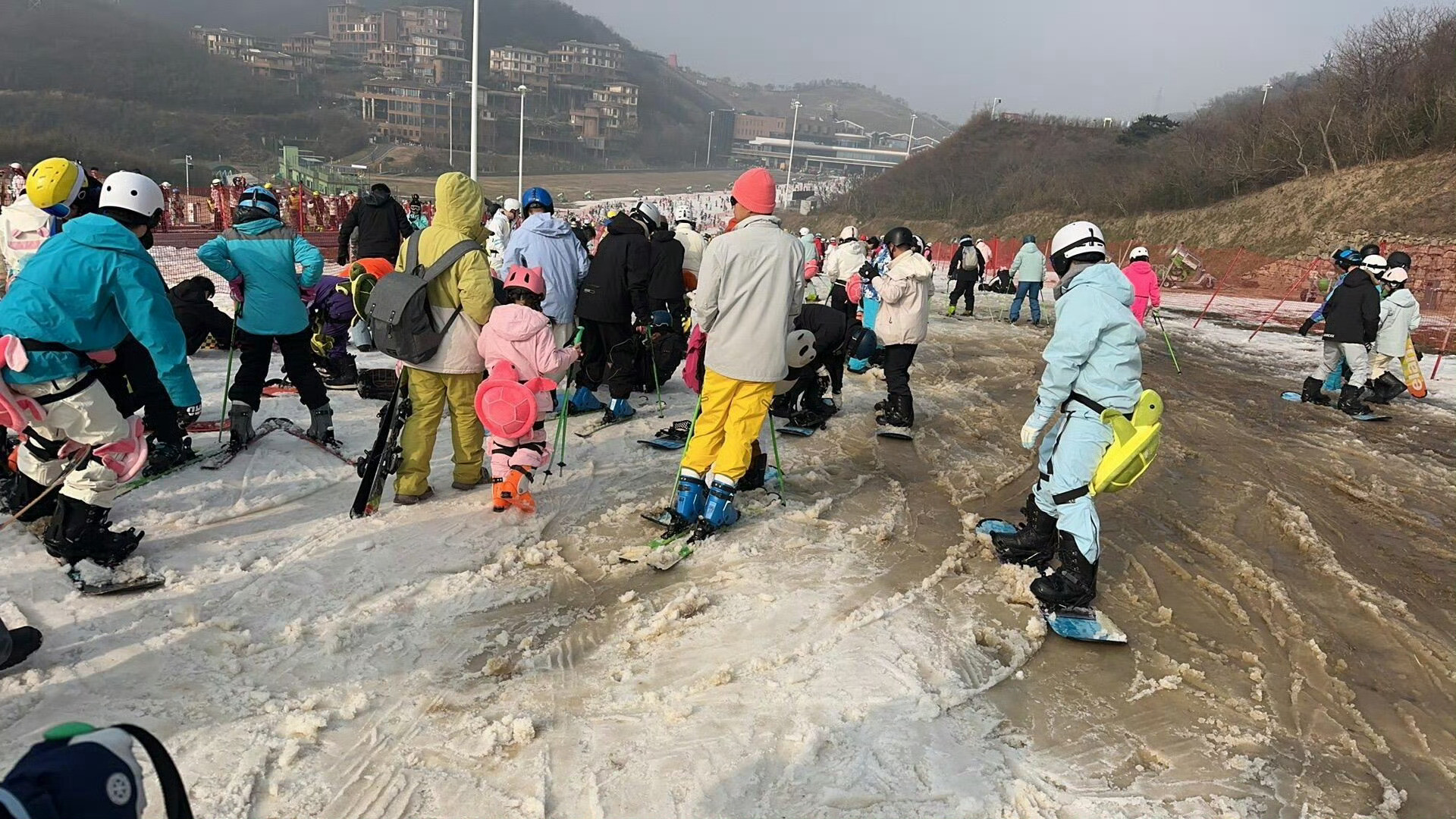 前阵子被刷屏避雷的安吉云上草原滑雪场，票价还挺贵…雪却跟不上，滑起来跟推泥似的…