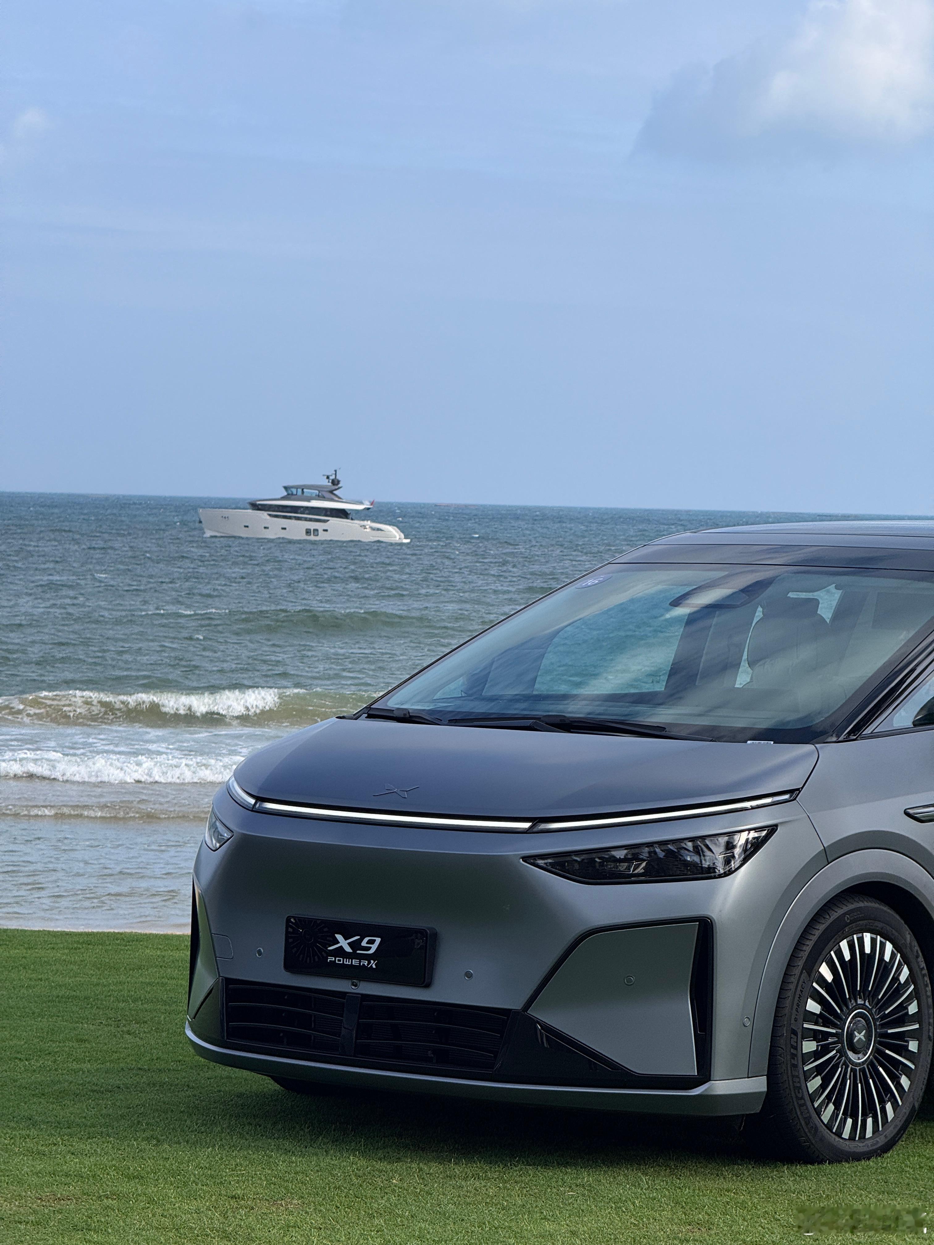 上次试驾小鹏x9超级增程的时候遇到一艘游艇，远远看过去和x9气质很搭。今晚就要发